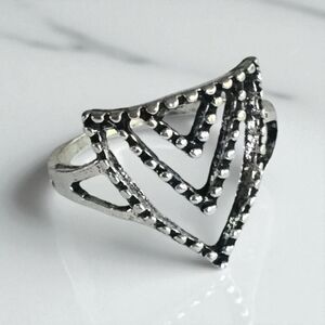 CHEVRON STUDDED GEOMETRIC QUALITY TITANIUM SILVER NEW SIZE 7 STATEMENT RING